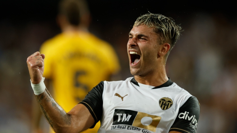 Duro mừng bàn trong trận Valencia 1-2 Barca ở vòng một La Liga tối 17/8 trên sân Mestalla. Ảnh: EFE