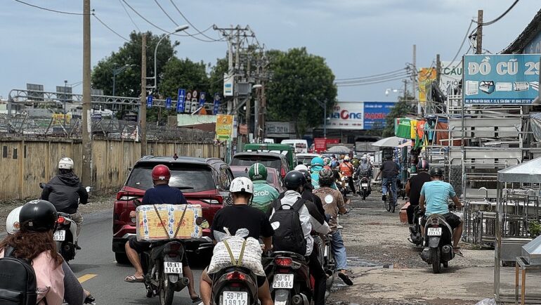 Xe ùn ứ trên đường Phạm Văn Bạch, đoạn chưa mở rộng gần đường Trường Chinh, tháng 7/2024. Ảnh: Hạ Giang