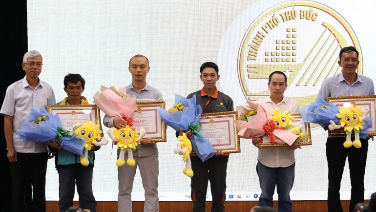 Phó chủ tịch UBND TP HCM trao bằng khen, tuyên dương 5 cá nhân cứu người mắc kẹt trong ôtô cháy sau tai nạn trên cầu Phú Mỹ. Ảnh: Đình Văn