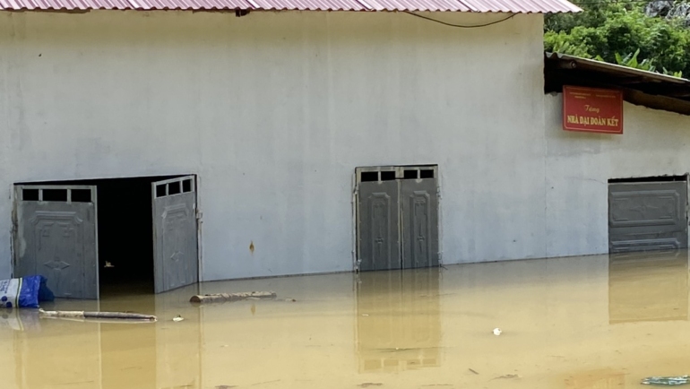 Ngôi nhà ở xã Chiềng Đen ngập hơn 1 m. Ảnh: Cà Văn Long