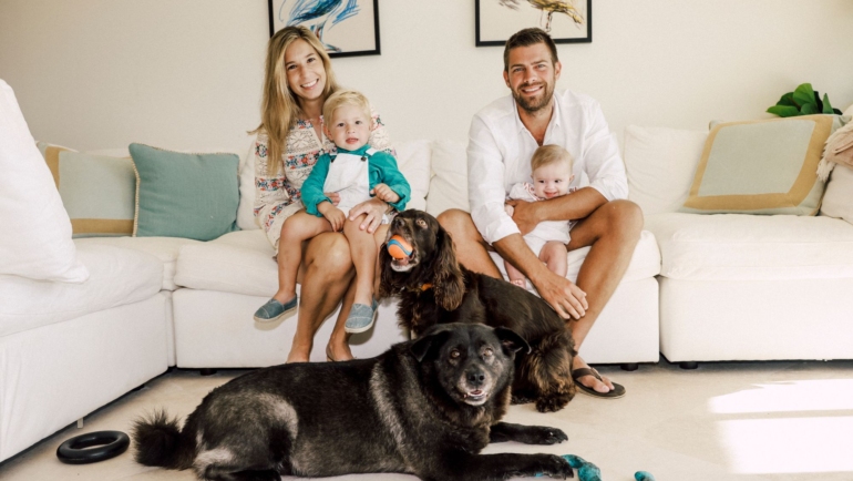 Trong di chúc, vợ chồng Nick đã chỉ định người giám hộ cho hai con chó cũng như hai đứa con của họ. Ảnh: WSJ