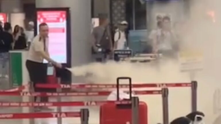 An ninh sân bay dùng bình chữa cháy và dập tắt lửa từ cục pin dự phòng. Ảnh: Hạ Giang