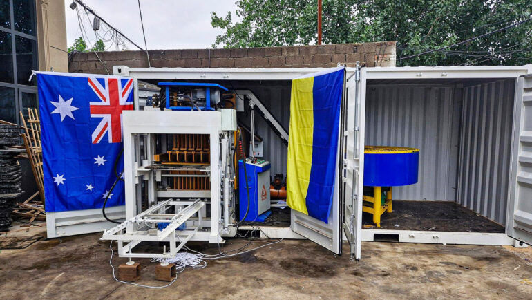 Nhà máy sản xuất gạch di động khá nhỏ gọn, đặt vừa trong container. Ảnh: MCC