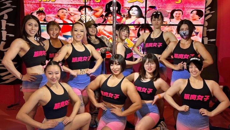 Các nữ nhân viên trong quán Muscle Girls ở Tokyo. Ảnh: Instagram/Muscle Girls666