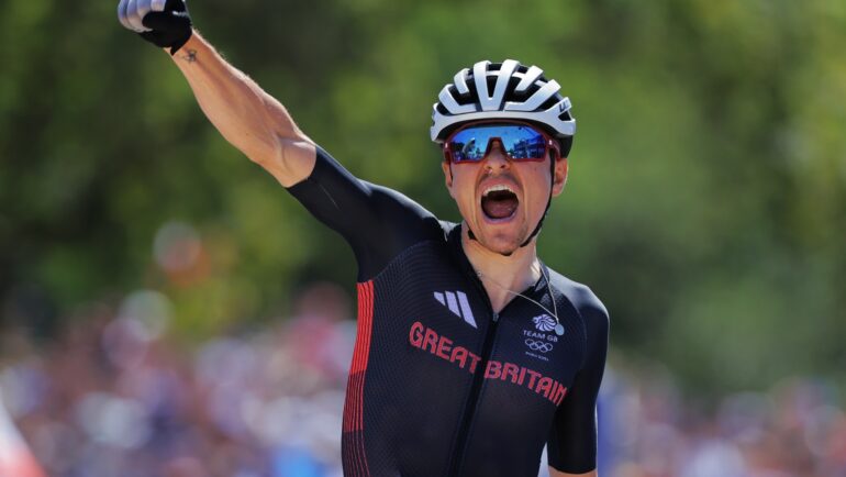 Pidcock mừng chiến thắng sau khi về nhất xe đạp leo núi tại Olympic Paris 2024. Ảnh: AFP