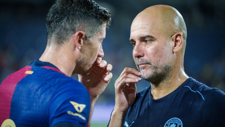 HLV Guardiola trò chuyện với Lewandowski sau trận giao hữu giữa Man City với Barca. Ảnh: FC Barcelona