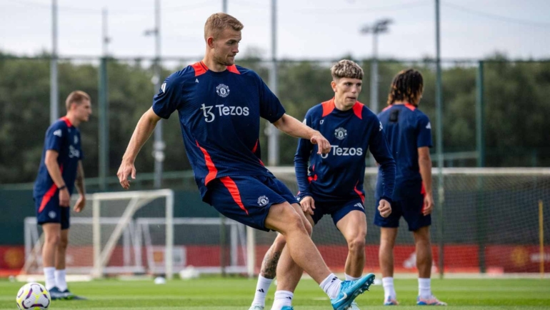 De Ligt tập buổi đầu cùng Man Utd tại Carrington, Manchester ngày 14/8. Ảnh: manutd.com
