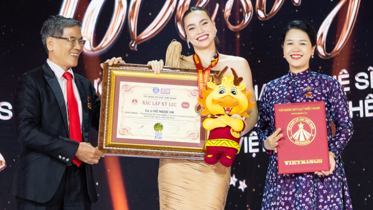 Hồ Ngọc Hà nhận bằng xác lập kỷ lục, tối 30/7. Ảnh: Thành Luân