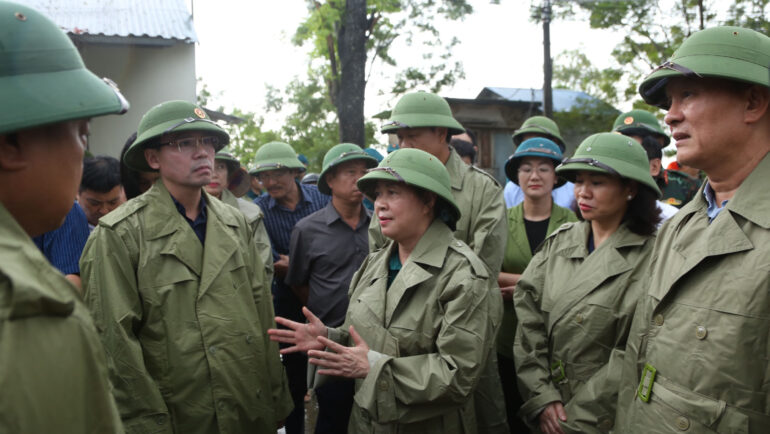Bí thư Thành ủy Hà Nội Bùi Thị Minh Hoài kiểm tra vùng bị ngập lụt tại huyện Chương Mỹ, chiều 29/7. Ảnh: Hoàng Phong
