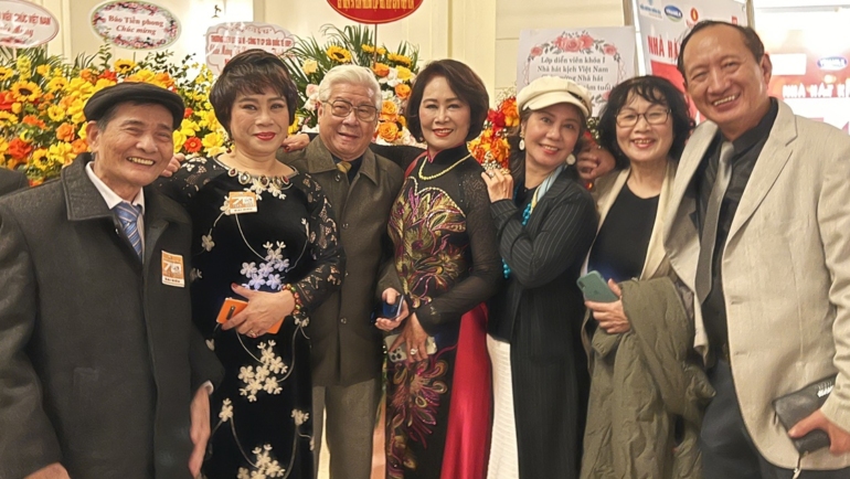 Nghệ sĩ Hữu Độ (thứ ba từ trái sang) hội ngộ bên các đồng nghiệp hồi tháng 11/2022, dịp nghệ sĩ Xuân Bắc nhận Huân chương lao động. Ảnh: Hiểu Nhân