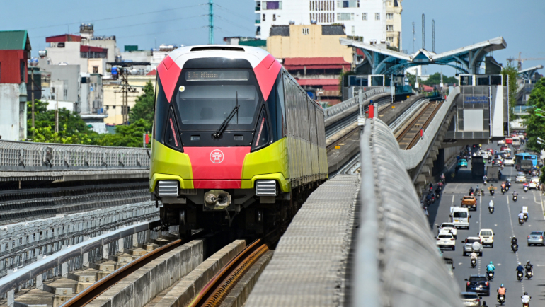 Tuyến đường sắt đô thị Nhổn - ga Hà Nội vận hành trước đoạn trên cao 8,5 km sau 15 năm khởi công, còn 4 km đi ngầm dự kiến đến 2027 hoàn thành. Ảnh: Giang Huy