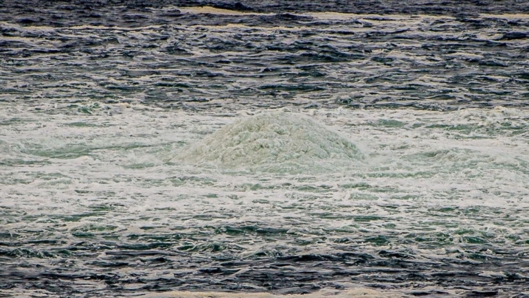 Khí gas tiếp tục trào ra từ các đường ống Nord Stream bị hư hại nhiều ngày sau khi nó bị tấn công hồi tháng 9/2022. Ảnh: AFP