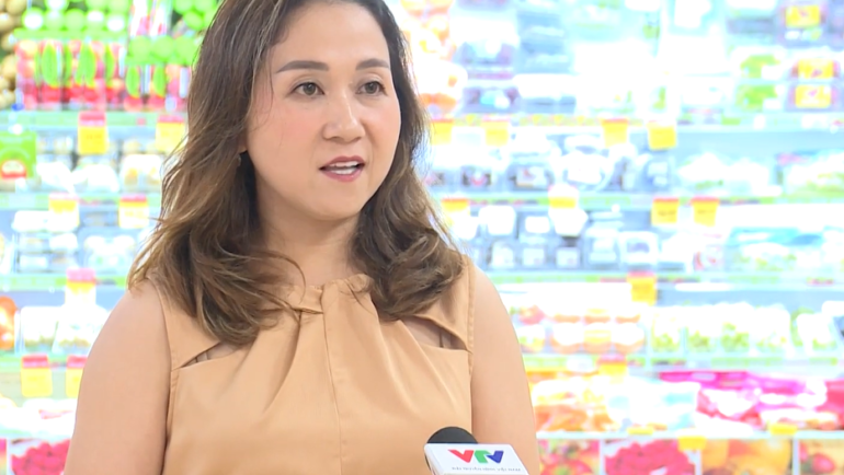 Nhiều bà nội trợ băn khoăn không biết nên chọn dầu ăn nào cho gia đình. Ảnh: VTV