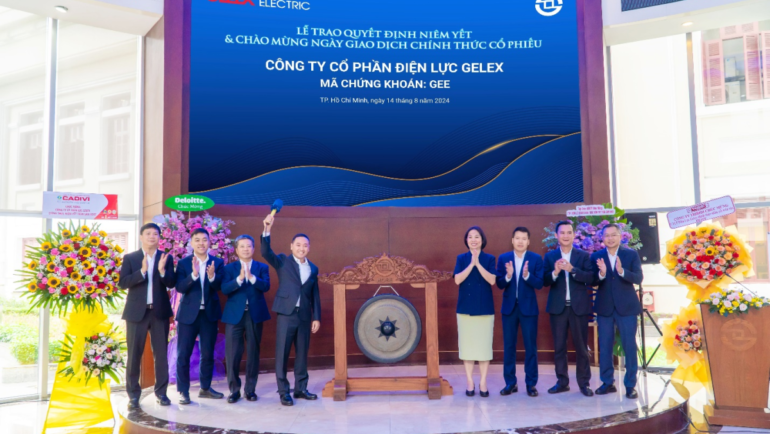 Lãnh đạo Gelex Electric thực hiện nghi thức đánh chiêng trong ngày đầu GEE trên HoSE. Ảnh: Gelex