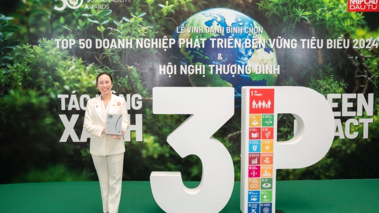 Bà Trần Phương Ngọc Thảo - Phó chủ tịch hội đồng quản trị kiêm Chủ tịch Ủy ban ESG PNJ đại diện doanh nghiệp nhận giải thưởng. Ảnh: Kế Châu