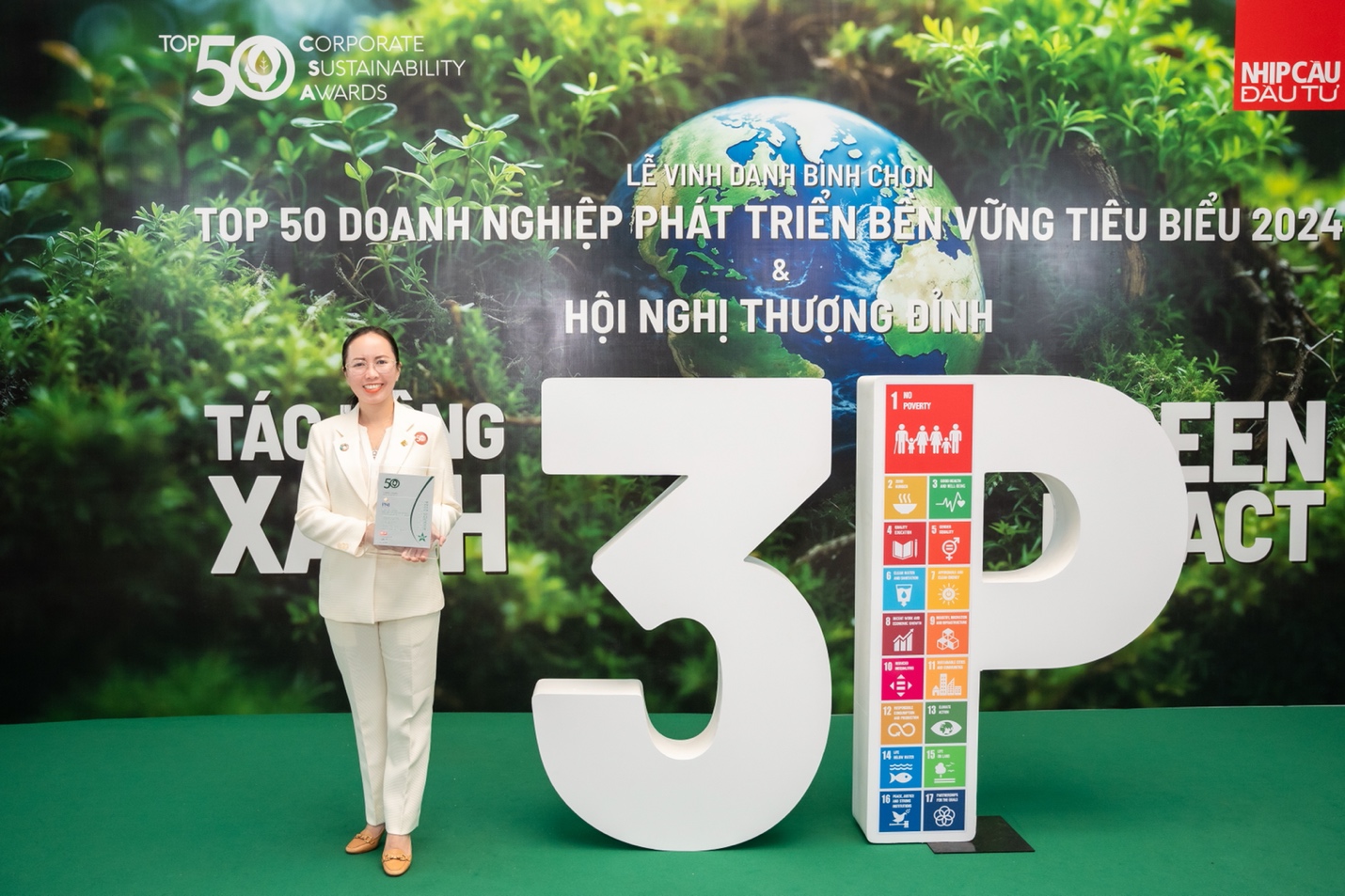 Bà Trần Phương Ngọc Thảo - Phó chủ tịch hội đồng quản trị kiêm Chủ tịch Ủy ban ESG PNJ đại diện doanh nghiệp nhận giải thưởng. Ảnh: Kế Châu