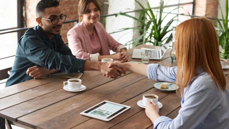 Ứng viên chuẩn bị kỹ lưỡng trước buổi phỏng vấn, trang phục lịch sự. Ảnh: Pexels