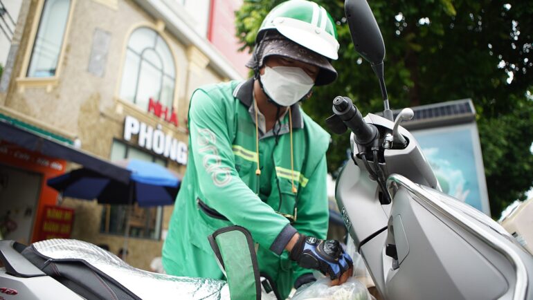 Nam shipper Phạm Văn Nam nhận được suất bún riêu được chủ quán ăn trên đường Nguyễn Văn Huyên, quận Cầu Giấy tặng trưa 29/7. Ảnh: Quỳnh Nguyễn