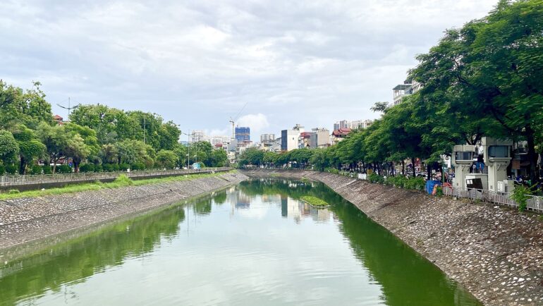 Nước sông Tô Lịch chuỷen màu xanh ngắt, không còn mùi hôi thối bốc lên, chiều 29/7. Ảnh: Quỳnh Nguyễn