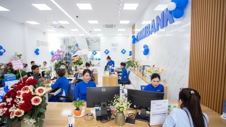 Khách hàng giao dịch tại Eximbank. Ảnh: Eximbank