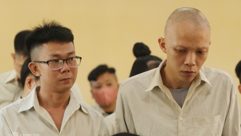 Từ trái qua Low Boon Leng và Lim Kean How tại phiên tòa sơ thẩm ngày 16/8. Ảnh: Đắc Thành