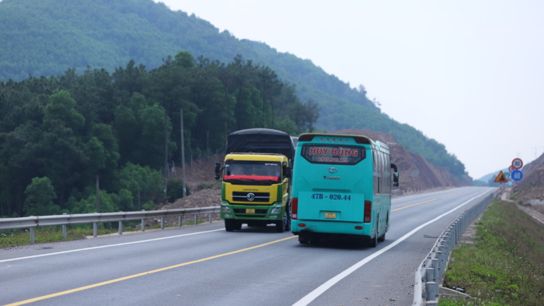 Cao tốc Cam Lộ - La Sơn hồi tháng 3, khi chưa cấm xe khách, xe tải trên 30 tấn. Ảnh: Võ Thạnh