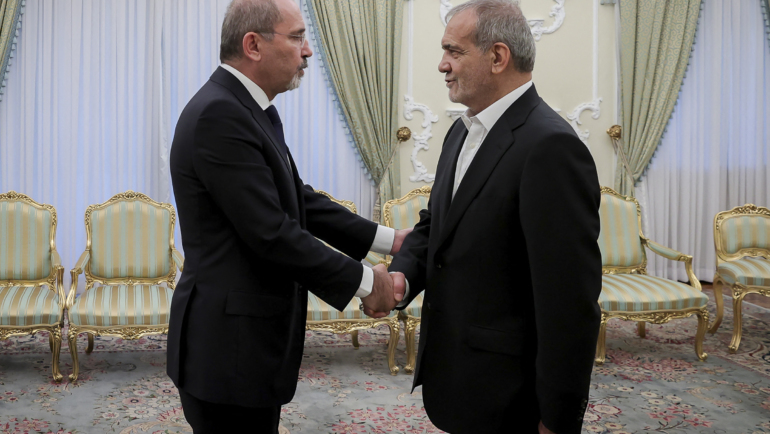 Ngoại trưởng Jordan Ayman Safadi hội kiến Tổng thống Iran Masoud Pezeshkian ngày 4/8 tại Tehran. Ảnh: Văn phòng Tổng thống Iran