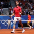 Djokovic mừng điểm thắng, trong trận chung kết đơn nam Olympic 2024, trên sân Philippe Chatrier, Paris hôm 4/8. Ảnh: Reuters