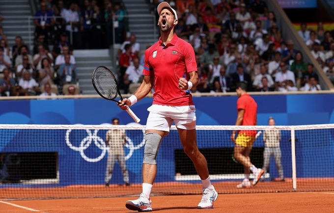 Djokovic mừng điểm thắng, trong trận chung kết đơn nam Olympic 2024, trên sân Philippe Chatrier, Paris hôm 4/8. Ảnh: Reuters