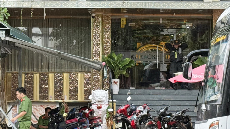 Cảnh sát phòng toả cửa trước của nhà hàng Karaoke. Ảnh: Trọng Nghĩa