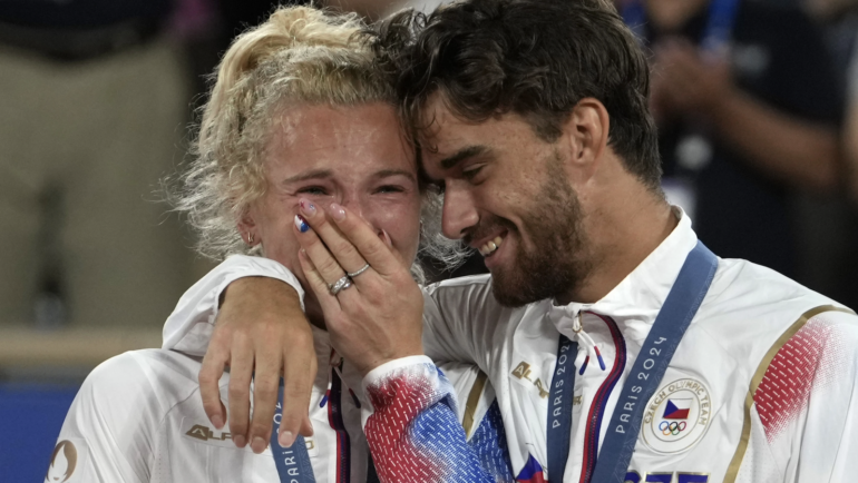Katerina Siniakova (trái) bật khóc trong vòng tay Tomas Machac (phải) sau khi giành HC vàng tennis đôi nam nữ Olympic Paris 2024. Ảnh: AP