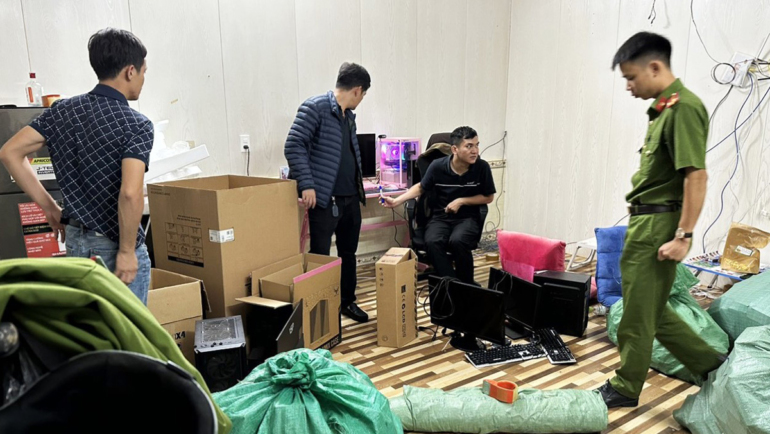 Cảnh sát khám xét một ngôi nhà ở TP Bảo Lộc thu giữ nhiều máy tính, tiền âm phủ. Ảnh: Hoài Thanh