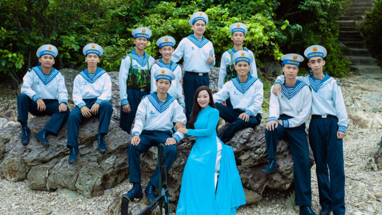 Nghệ sĩ Khánh Hòa bên các chiến sĩ hải quân. Tác phẩm do Ban Văn nghệ Đài truyền hình Việt Nam phối hợp Quân chủng Hải quân, Nhà hát Ca múa nhạc Thăng Long thực hiện, phát sóng lúc 14h10 ngày 4/8 trên VTV1, kỷ niệm 60 năm ngày chiến thắng trận đầu của Hải quân nhân dân Việt Nam và quân dân miền Bắc. Ảnh: Nhân vật cung cấp