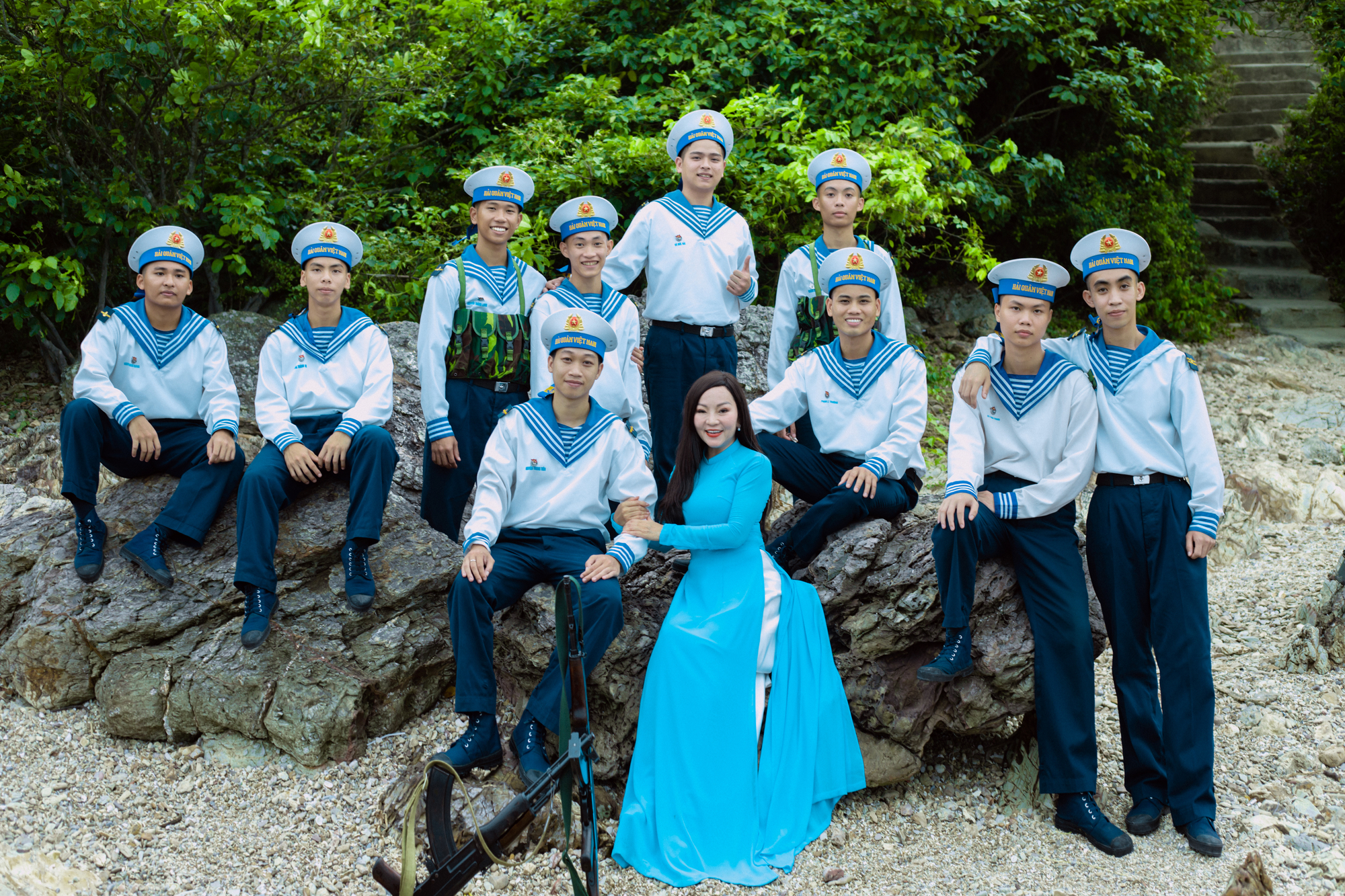 Nghệ sĩ Khánh Hòa bên các chiến sĩ hải quân. Tác phẩm do Ban Văn nghệ Đài truyền hình Việt Nam phối hợp Quân chủng Hải quân, Nhà hát Ca múa nhạc Thăng Long thực hiện, phát sóng lúc 14h10 ngày 4/8 trên VTV1, kỷ niệm 60 năm ngày chiến thắng trận đầu của Hải quân nhân dân Việt Nam và quân dân miền Bắc. Ảnh: Nhân vật cung cấp