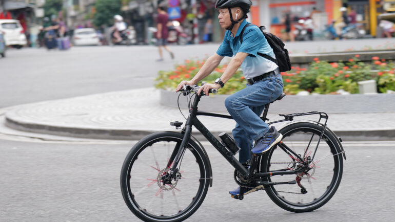 Người Hà Nội đạp xe thư giãn tại Quảng trường Đông Kinh Nghĩa Thục, tháng 8/2023. Ảnh: Ngọc Thành