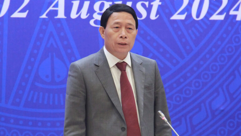 Thứ trưởng Lê Quốc Hùng tại họp báo, sáng 2/8. Ảnh: Phạm Dự