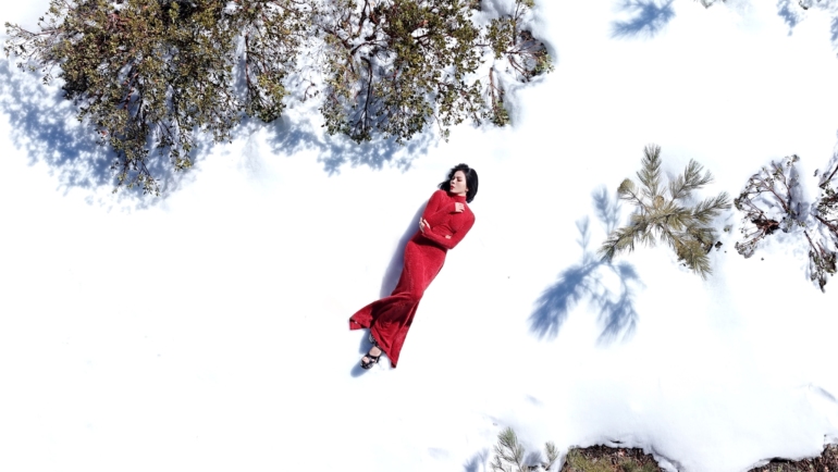 Lệ Quyên thể hiện vẻ cô đơn giữa khung cảnh tuyết trắng xóa trong MV. Ảnh: Nhân vật cung cấp