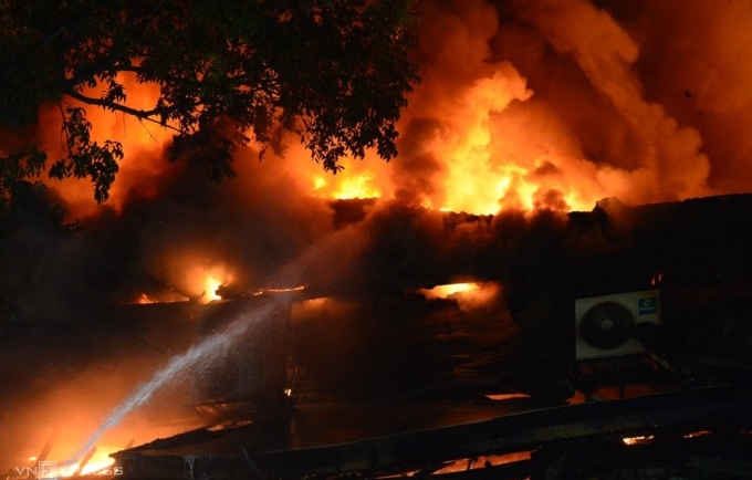 Quán bar chìm trong biển lửa. Ảnh: Phạm Chiểu