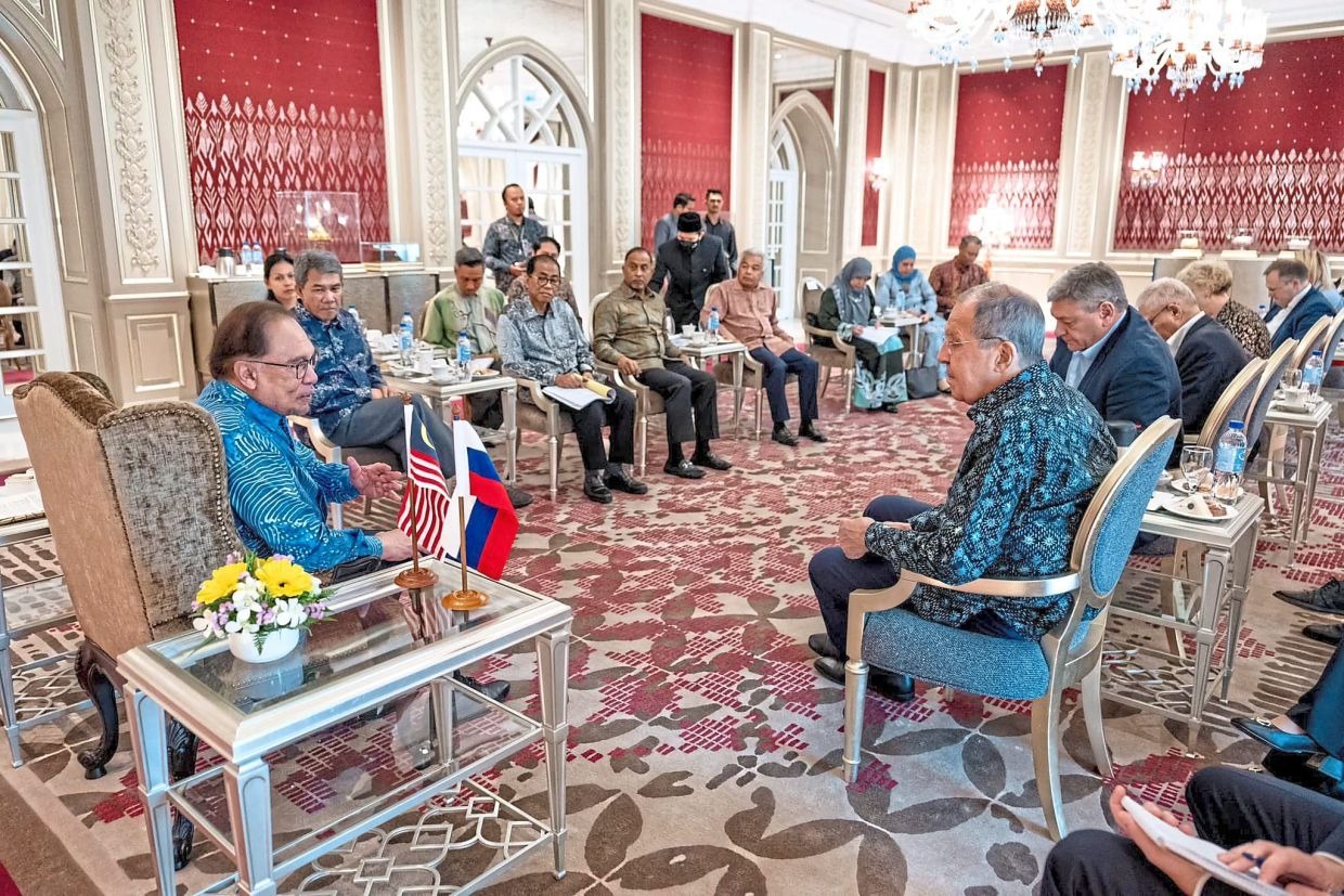 Ông Anwar (trái) nói chuyện với ông Lavrov tại Putrajaya (Malaysia). Ảnh: PMO