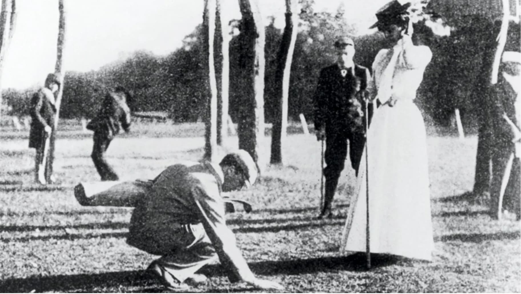 Bà Margaret Abbott (đầm trắng) trong lúc thi golf ở Olympic Paris 1900. Ảnh: USA Golf