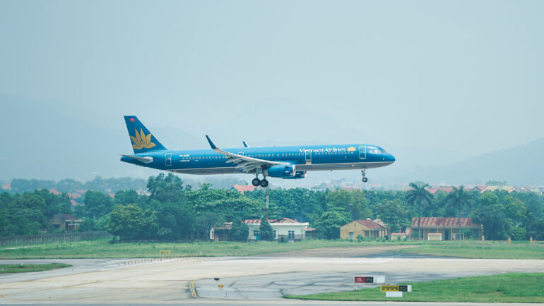Một máy bay Vietnam Airlines đang hạ cánh tại sân bay Nội Bài. Ảnh: Lưu Quý