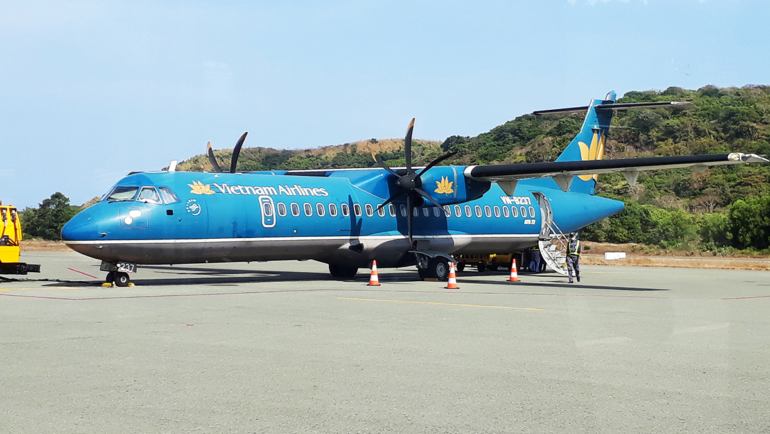 Máy bay ATR hạ cánh ở sân bay Côn Đảo. Ảnh: Tiểu Long.
