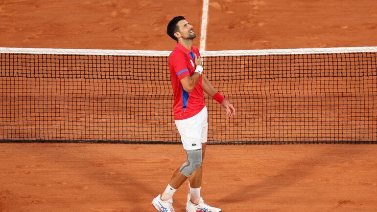 Djokovic mừng chiến thắng trước Musetti ở bán kết đơn nam quần vợt Olympic, trên sân Philippe Chatrier, Paris hôm 1/8. Ảnh: Reuters