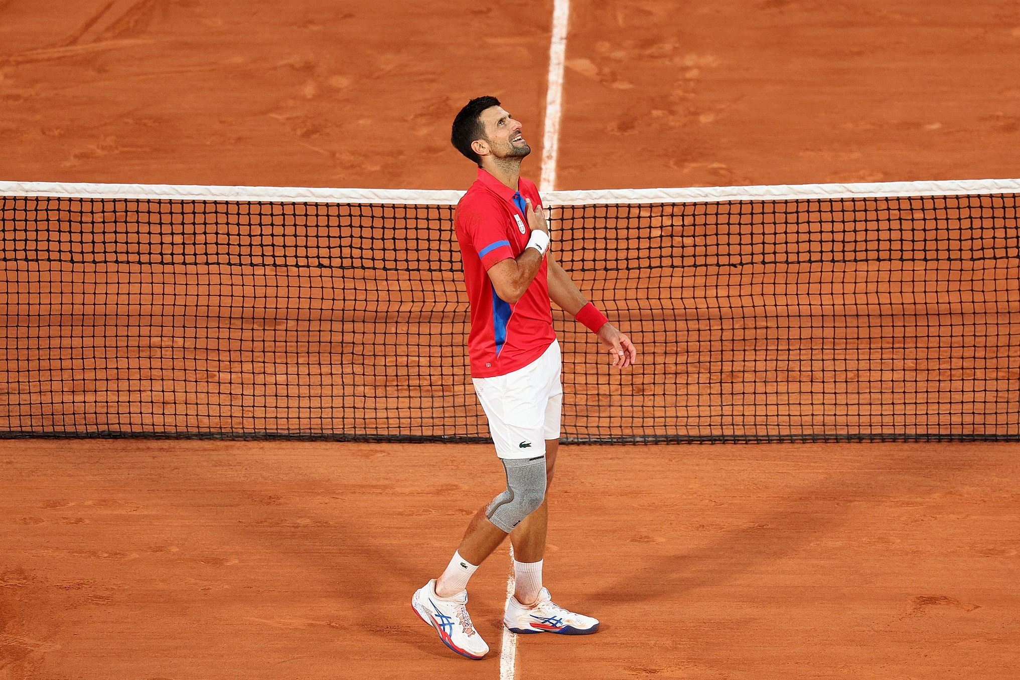 Djokovic mừng chiến thắng trước Musetti ở bán kết đơn nam quần vợt Olympic, trên sân Philippe Chatrier, Paris hôm 1/8. Ảnh: Reuters