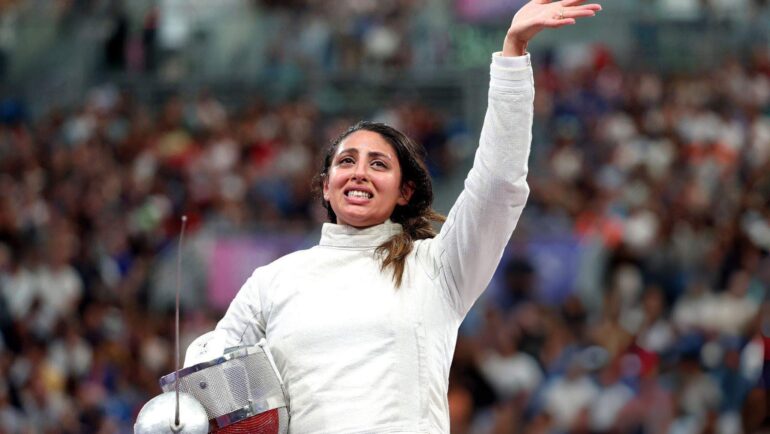 VĐV Nada Hafez xúc động khi giành chiến thắng ở vòng 1/16 kiếm chém cá nhân nữ Olympic Paris 2024. Ảnh: AFP