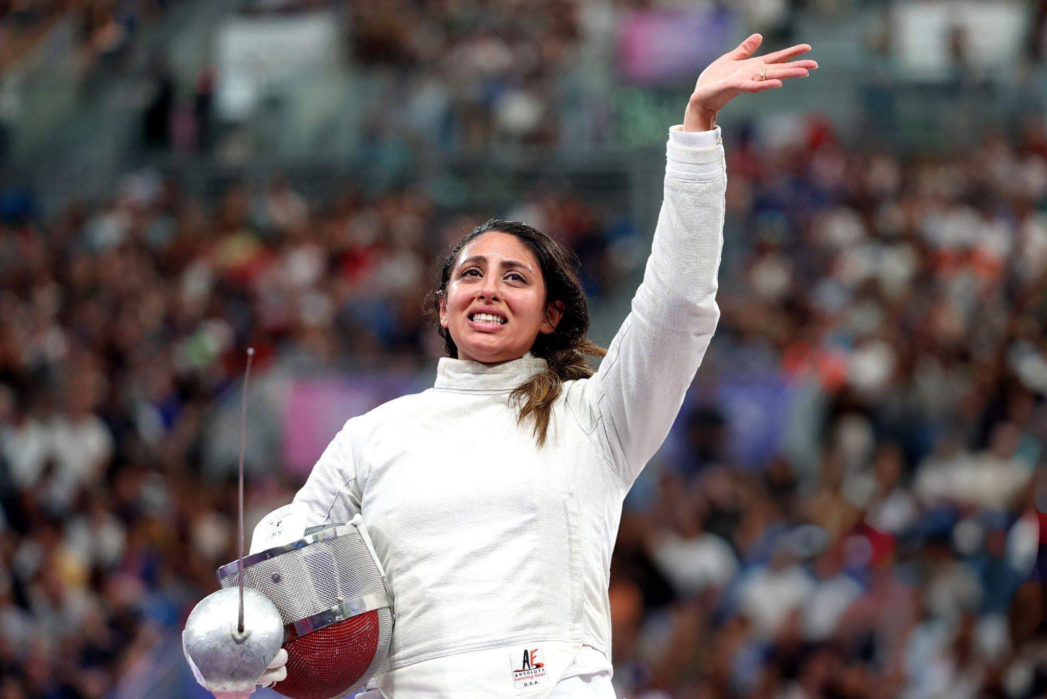 VĐV Nada Hafez xúc động khi giành chiến thắng ở vòng 1/16 kiếm chém cá nhân nữ Olympic Paris 2024. Ảnh: AFP