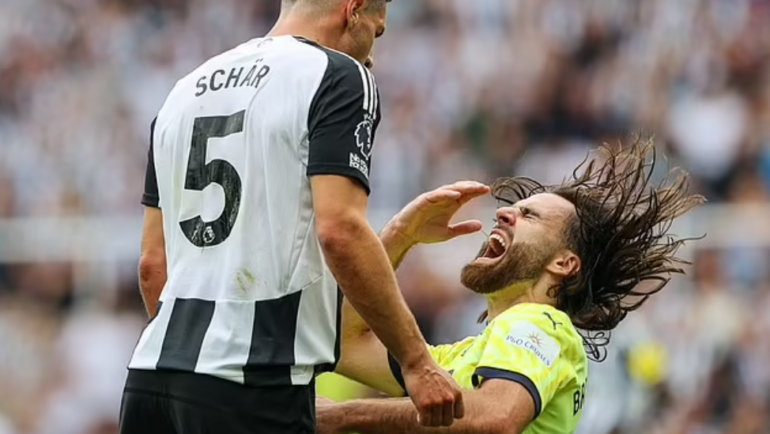 Schar húc đầu vào trán, khiến Diaz ngã ngửa ra sau trong trận đấu giữa Newcastle và Southampton ở vòng 1 Ngoại hạng Anh mùa 2024-2025. Ảnh: AFP.