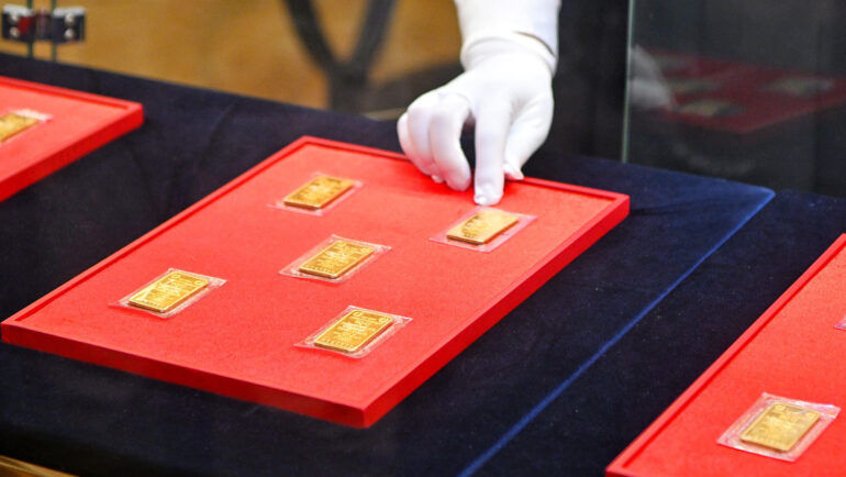 Ngân hàng bán vàng ở Hà Nội, ngày 3/6. Ảnh: Giang Huy