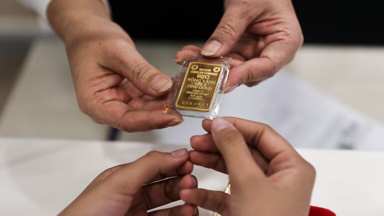 Người dân mua vàng ở Ngân hàng Nông nghiệp và phát triển nông thôn, TP HCM, chiều 3/6. Ảnh: Quỳnh Trần