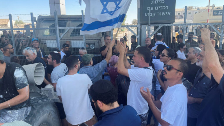 Người biểu tình tập trung trước căn cứ Sde Teiman vào ngày 29/7 phản đối vụ quân cảnh Israel bắt binh sĩ. Ảnh: Reuters